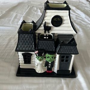 Bath & Body Works / SLATKIN & Co. haunted house, luminary.